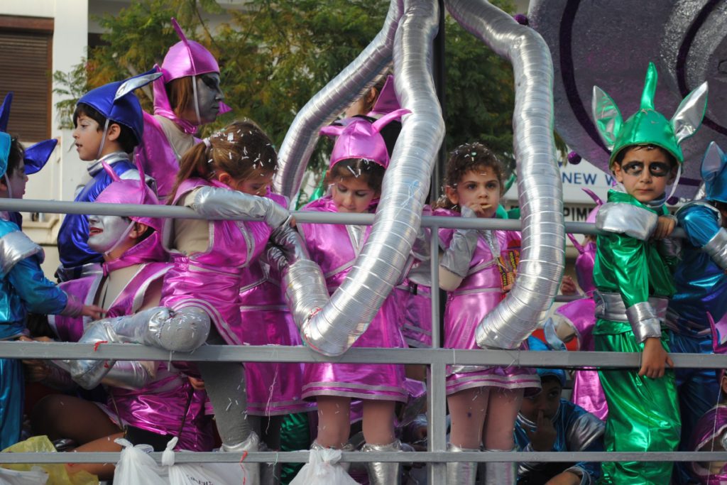 niños y niñas de carnaval
